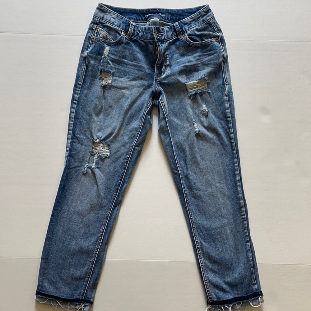 Maurices distressed Capri pant